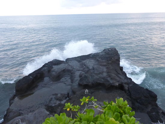 Wellenbrecher am Tanah Lot Tempel