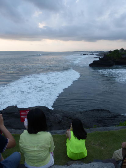 Viele Besucher Genießen den Sonnenuntergang am Tanah Lot Tempel