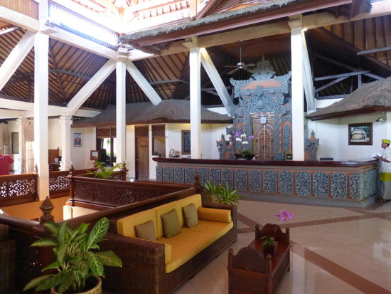 Der Empfang mit Reception des Hotels