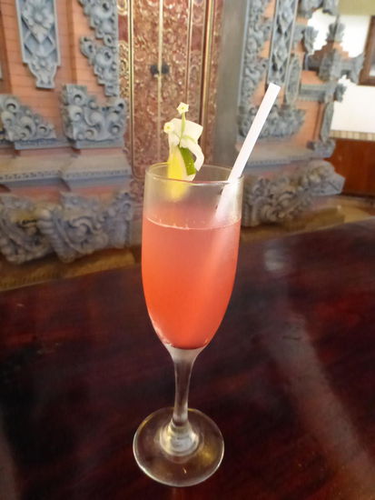 Nach 20 Minuten warten kümmerte man sich dann doch noch um mich und ich bekam diesen Cocktail 