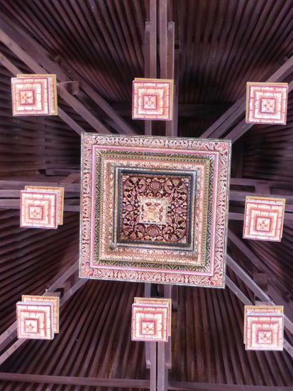 Schön verzierte Holzdecke im balinesischen Stil