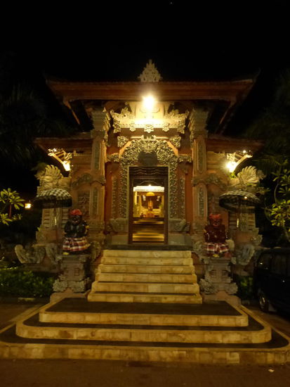 Eingang zu meinem Badehotel in Nusa Dua auf Bali am Abend und ...