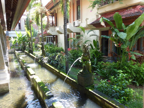 Wasserspiele direkt am Treppenaufgang zum Zimmer