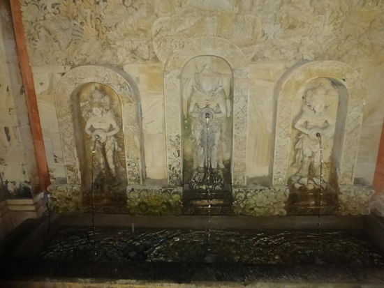 Auch hier oben in der 2. Etage wieder Wasserspiele an den Aufgängen