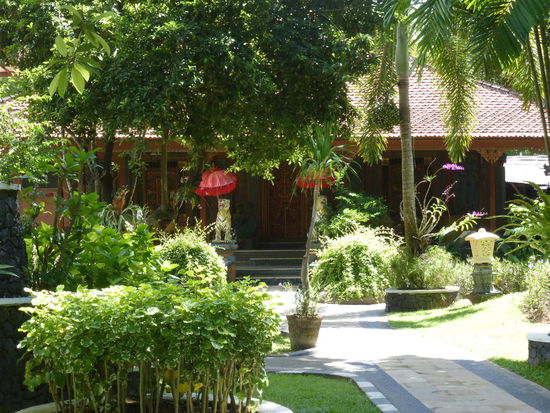 Weiter geht es durch die Gartenanlage meines Badehotels auf Bali