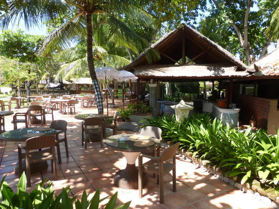 Eines von mehreren Restaurants des Hotels direkt am Strand gelegen