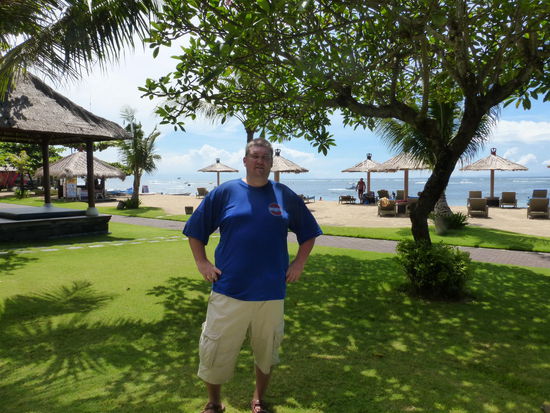 Ich noch mal mit Strand im Hintergrund