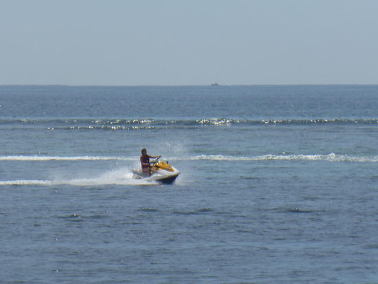 Speedboot fahren auf dem Meer vor Bali