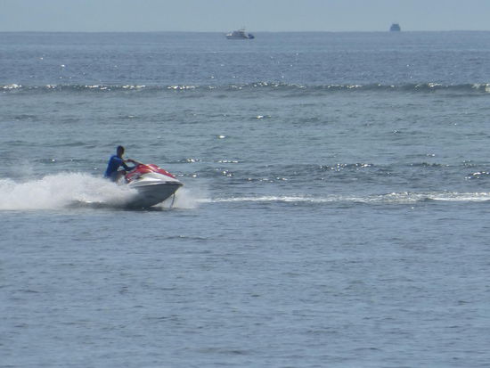 Speedboot fahren auf dem Meer vor Bali