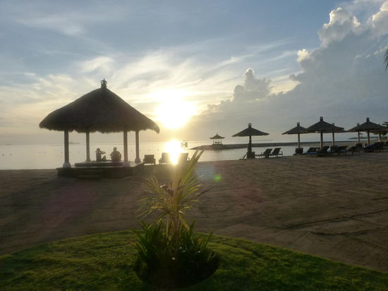 Der Strandabschnitt des Hotels auf Bali am frühen Morgen um 6.30 Uhr