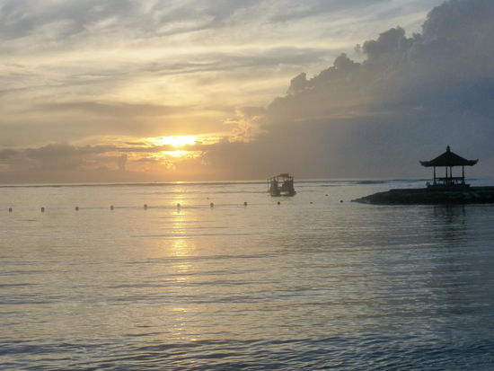 Der Strandabschnitt des Hotels auf Bali am frühen Morgen um 6.30 Uhr