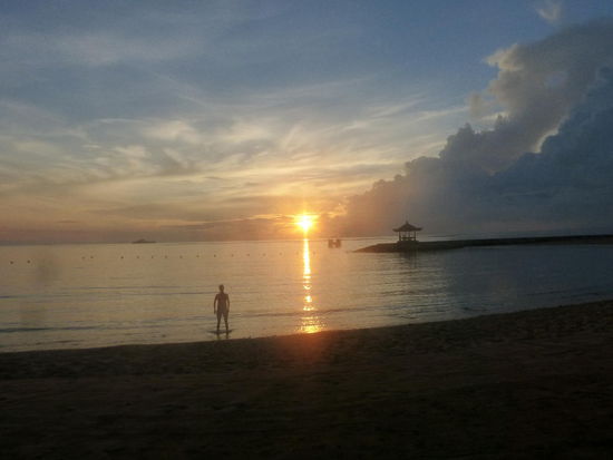 Der Strandabschnitt des Hotels auf Bali am frühen Morgen um 6.30 Uhr