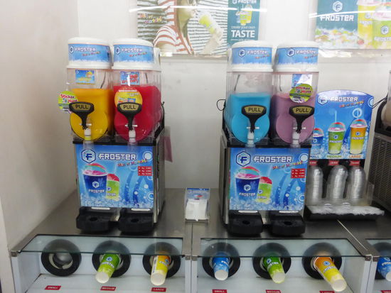 Im Umkreis meines Hotels gab es einige kleine Restaurants und Geschäfte wo es wie hier u.a. leckere Frucht Shakes gab natürlich eisgekühlt !!