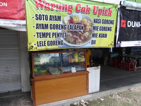 Auch hier mußte ich wieder mal rein um eine der unzähligen Varianten von Nasi Goreng zu probieren