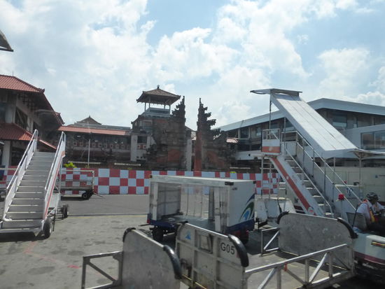 Im Hintergrund Tor im typisch balinesischen Stil