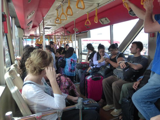 Fluggäste von Air Asia am Airport Bali