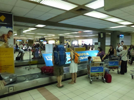 Warten auf das Gepäck im Airport Bali - Ausgangsbereich