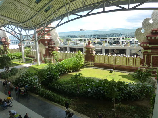 Im Abflug Terminal des Airports von Bali