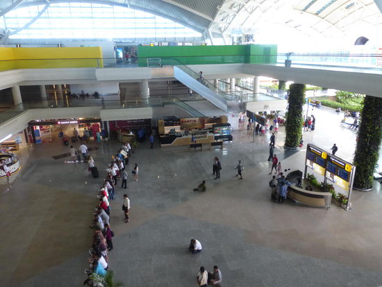 Im Abflug Terminal des Airports von Bali