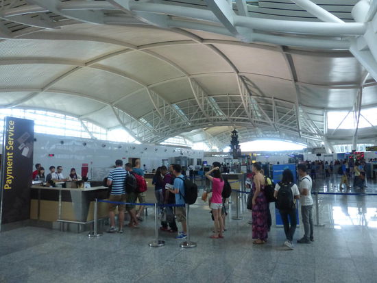 Im Abflug Terminal des Airports von Bali
