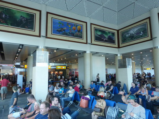 Im Abflug Terminal des Airports von Bali