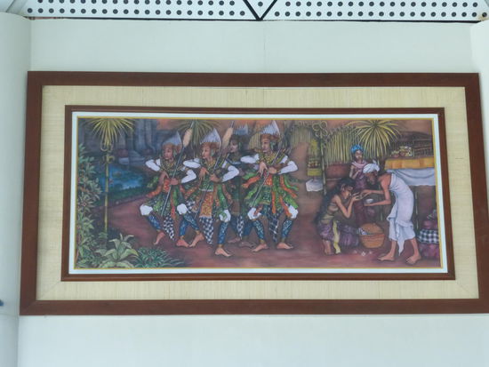 Bilder mit Darstellungen der Ureinwohner Indonesiens im Wartebereich des Airports von Bali