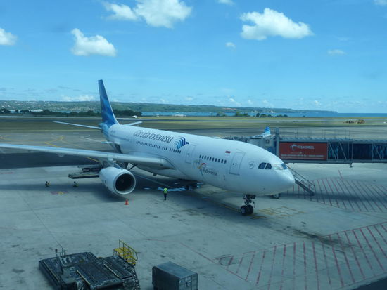 Maschine der Garuda Indonesia am Airport Bali
