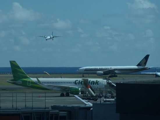 Vorne Maschine der indonesischen Billigairline Citilink und im Hintergrund auf der Startbahn Singapore Airlines