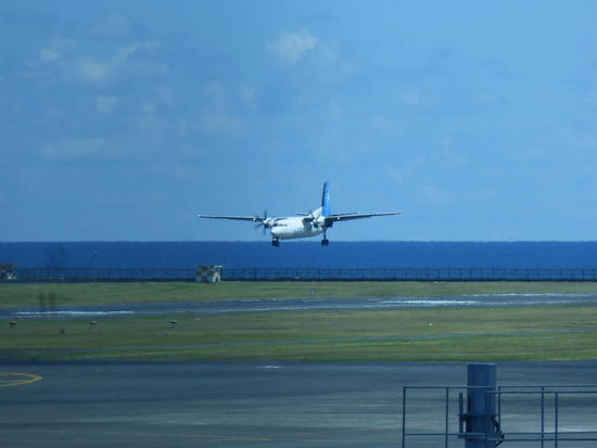 Maschine im Landeanflug am Airport Bali