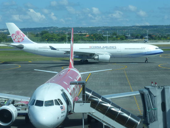 Meine Air Asia Maschine vorne zum Einstieg bereit und dahinter die China Airlines Maschine