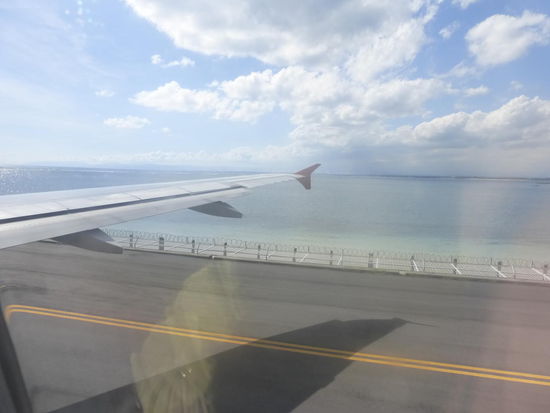 Auf den Weg zur Startbahn direkt am Meer entlang