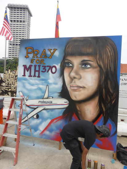 Das verschwinden von Malaysia Airlines Flug MH 370 am 8. März 2014 war und ist für das Land eine Tragödie . Künstler versuchen den Schock zu verarbeiten auf übergroßen Plakaten im Zentrum von Kuala Lumpur