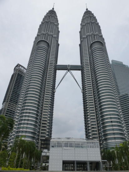 Die berühmten Petronas Towers im Im  Zentrum von Kuala Lumpur sind mit über 450 m die höchsten Zwillingstürme der Welt
