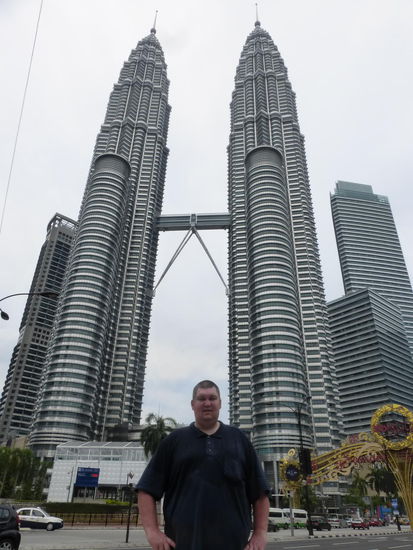 Ich vor den Petronas Towers