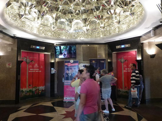 Warten an den Fahrstühlen  Eintritt Single  49 RM = 11 Euro