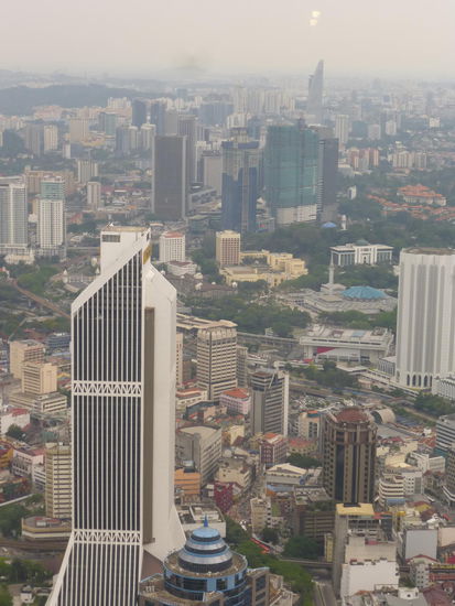 Blick von der Aussichtsplattform in 276 m Höhe auf Kuala Lumpur