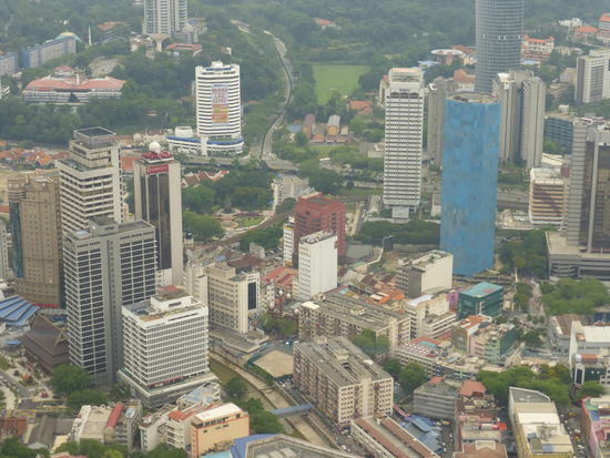 Blick von der Aussichtsplattform in 276 m Höhe auf Kuala Lumpur