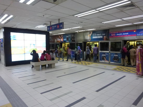 LRT / Metro Untergrundbahnhof in Kuala Lumpur mit geschlossenen System wie es heute schon in vielen U Bahnnetzen der Welt zu sehen ist u.a. in London , Paris , Hong Kong , Shanghai oder auch Singapure was ich während dieser Reise auch noch besuchen werde.