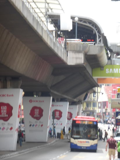 Bus unter Metro Bahnhof