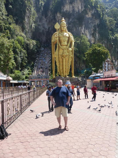 Ich vor der Statue des Hindu - Gottes Murugan  an den Batu Caves