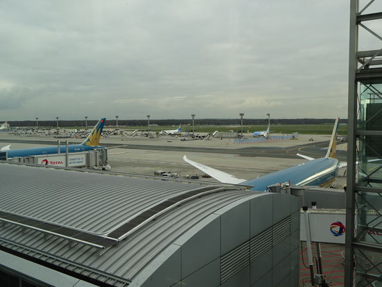 Beides Vietnam Airlines - die hintere Maschine ein Airbus A 350 geht nach Hanoi und  mit der vorderen eine Boeing 787  geht es für mich nach  Saigon