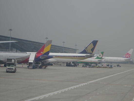 In der mitte Singapure Airlines und dahinter Eva Air aus Taiwan am Airport Hanoi