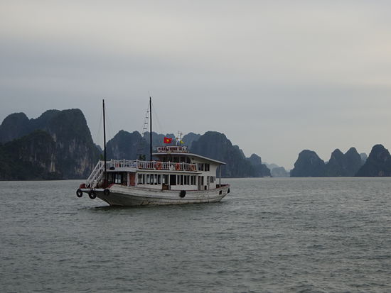 Eine von vielen Dschunken in der Halong Bucht
