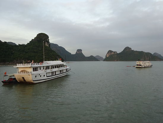 Am Abend legten die meisten Dschunken ihre Anker aus um in der Halong Bucht die Nacht zu verbringen