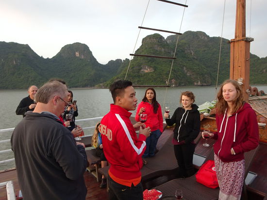 Ein erster Umtrunk zum Abend mit einem Glas Wein