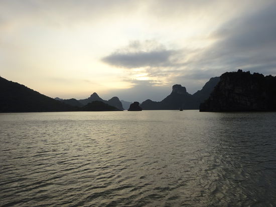 Die Sonne geht langsam unter in der Halong Bucht