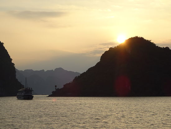 Sonnenuntergang in der Halong Bucht