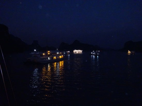 Es wird Nacht und die Partys auf den Dschunken können beginnen 
