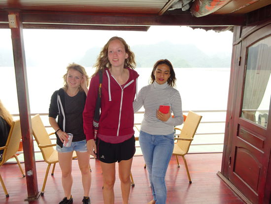 Mädels aus unserer Gruppe an Bord links die kleine Dame aus Holland , in der mitte die Dame aus Kanada und rechts die Dame aus dem indischen Bangalore