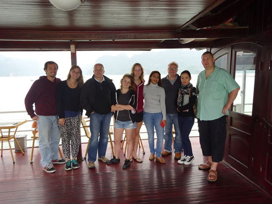 Gruppenfoto : Links das Pärchen aus Argentinien , daneben Jürgen aus Deutschland , in der mitte wieder unsere kleine Holländerin neben der Dame aus Kanada , daneben die Dame aus Indien , rechts daneben Michael der mit   seinem Reisepartner Jürgen auf dem Schiff war und zwischen Michael und mir die kleine Dame aus Hong Kong. Also bunt gemischt. 